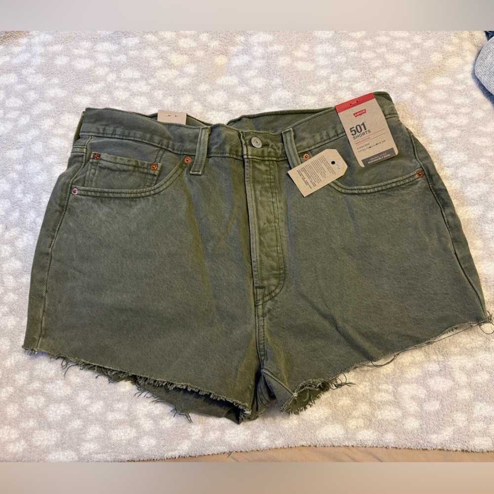 BRAND NEW WITH TAGS. Levi Green Jean 501 Shorts. High rise. Fitted. SIZE 33